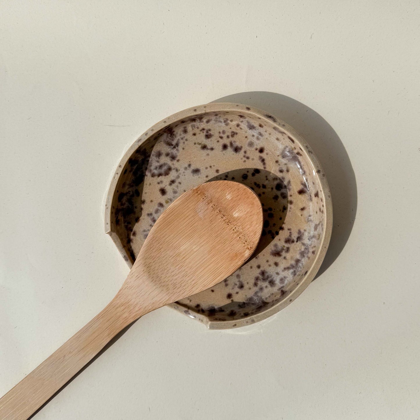 Reposa cucharas de cerámica gris