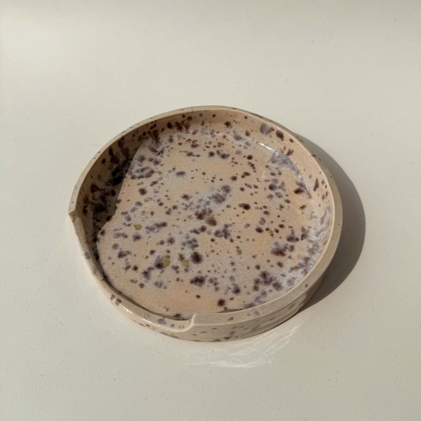 Reposa cucharas de cerámica gris