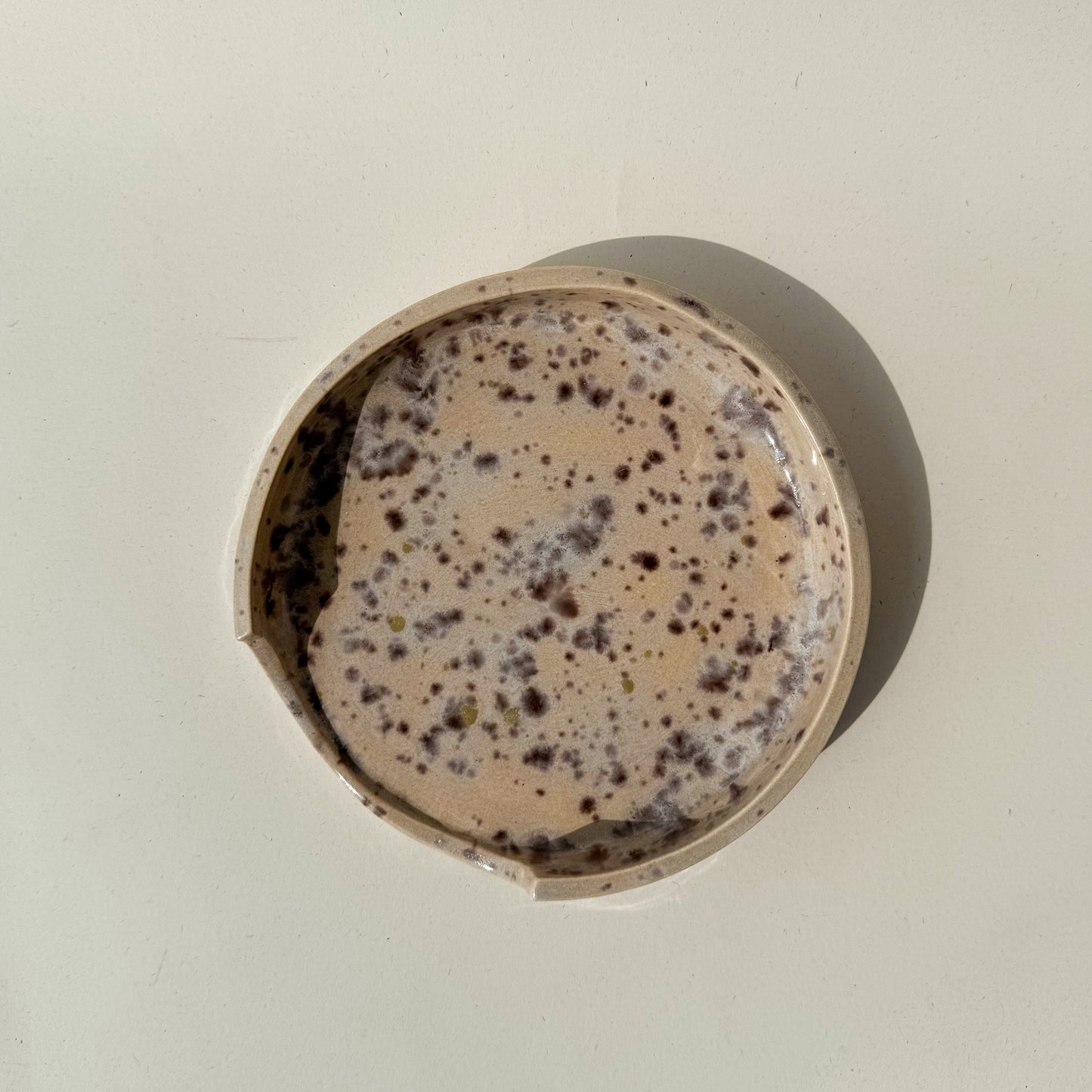 Reposa cucharas de cerámica gris