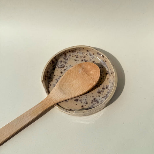 Reposa cucharas de cerámica gris