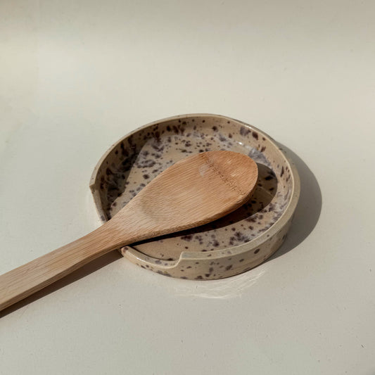 Reposa cucharas de cerámica gris